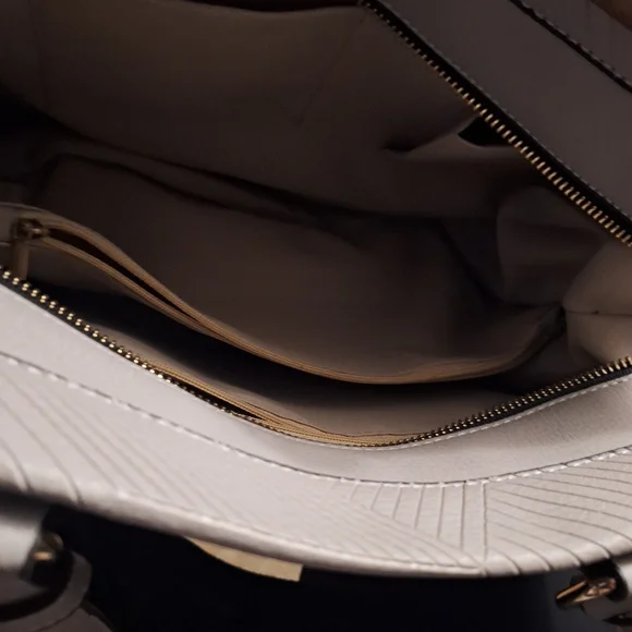 Chic Light Gray Shoulder Bag** - Picture 6 of 6